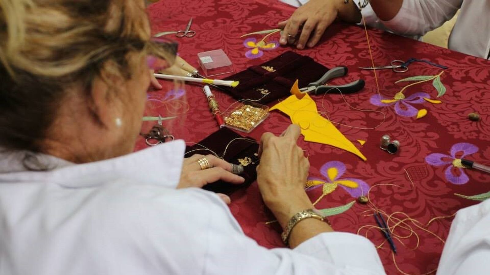 Una alumna de la escuela taller Isla Parlamentaria, en una imagen de 2014, se esmera en la confección de una pieza.