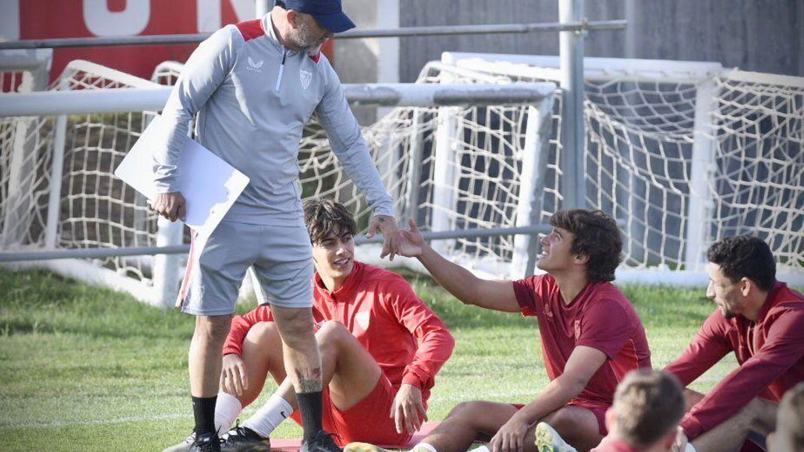 Jorge Sampaoli saluda a Carlos Álvarez en el entrenamiento de este viernes.