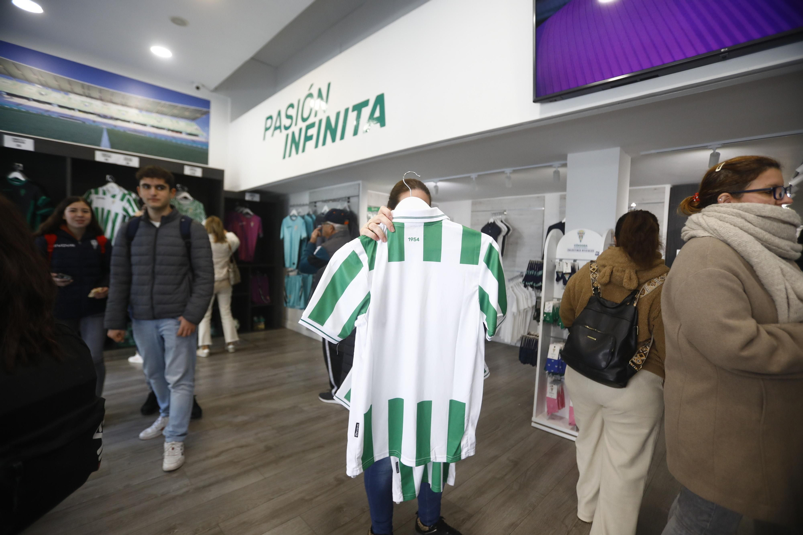 La venta de las equipaciones del Córdoba CF de esta temporada, en imágenes