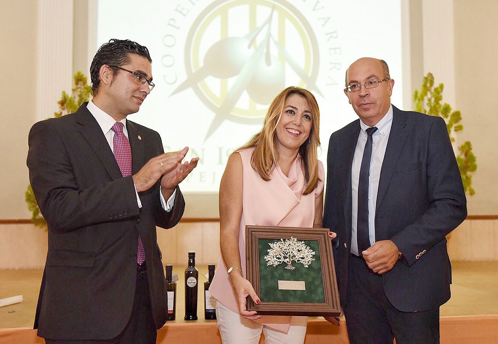 La presidenta de la Junta de Andalucía recibe el reconocimiento.