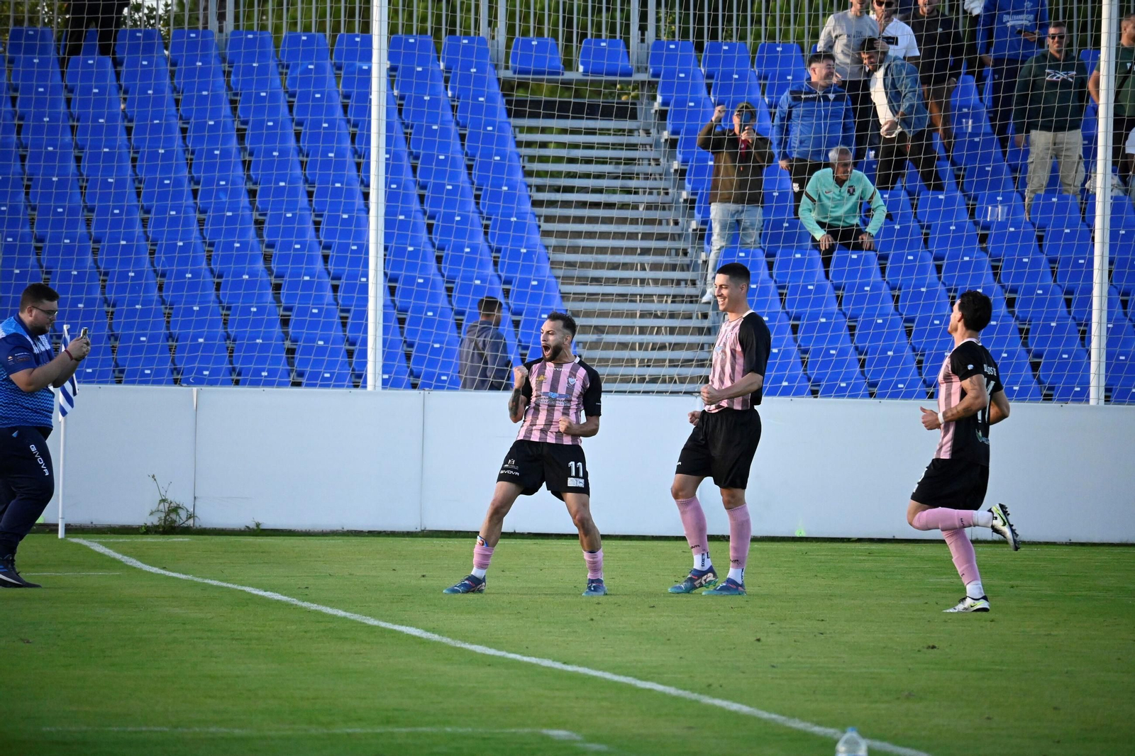 Fernando Vargas celebra su segundo gol al Atlético Onubense.