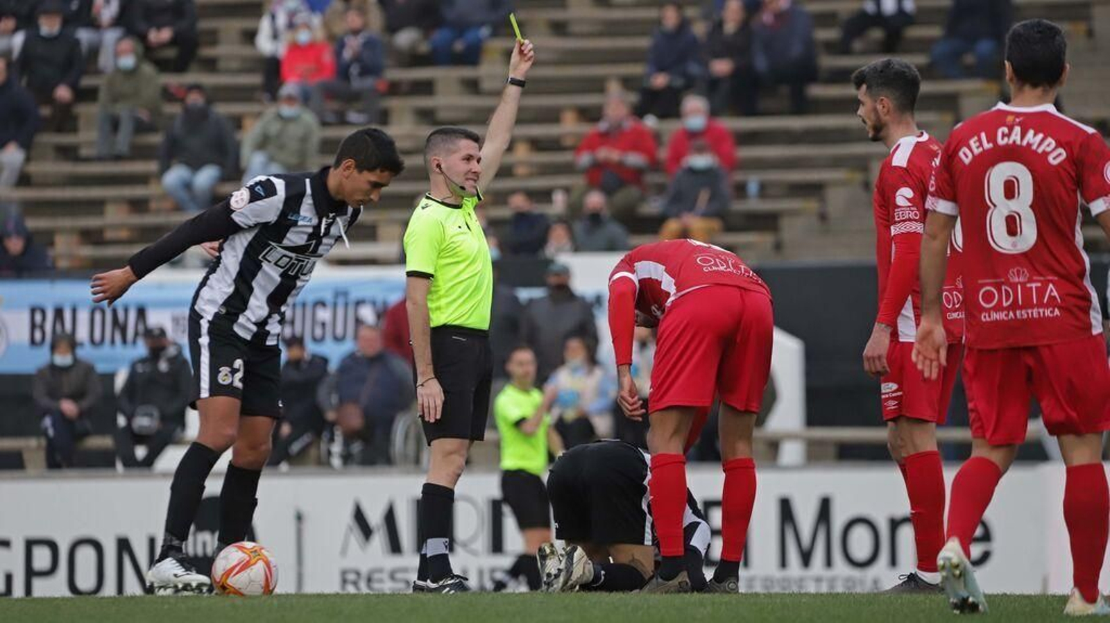 Bueno Prieto muestra una tarjeta en el Balona-Nàstic del pasado curso