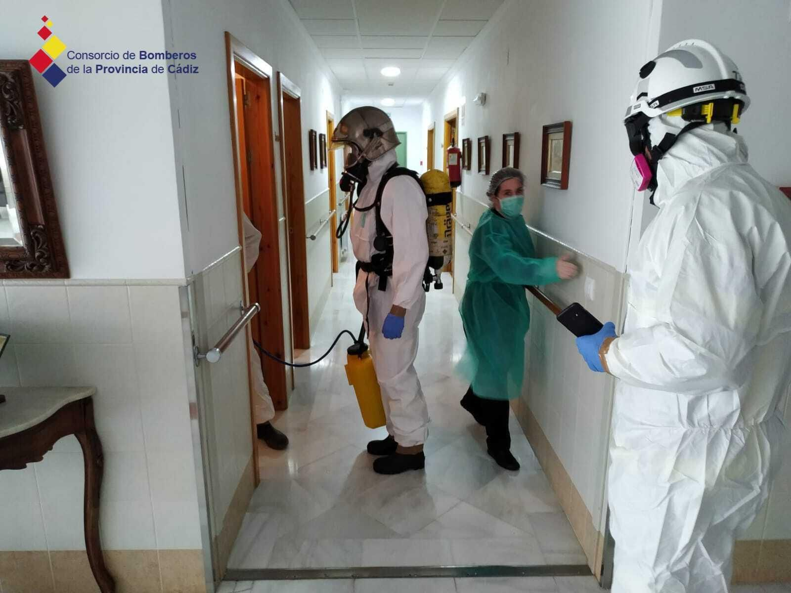 Bomberos desinfectando las instalaciones asistenciales.
