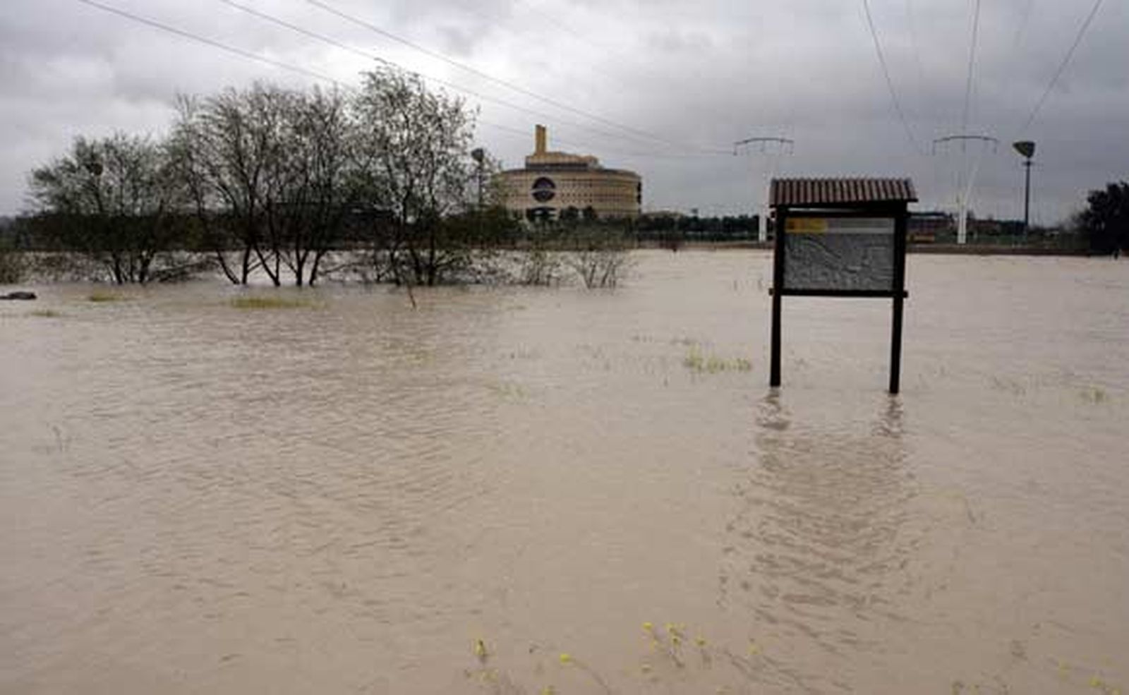 La crecida del Guadalquivir anega varias zonas de la capital andaluza