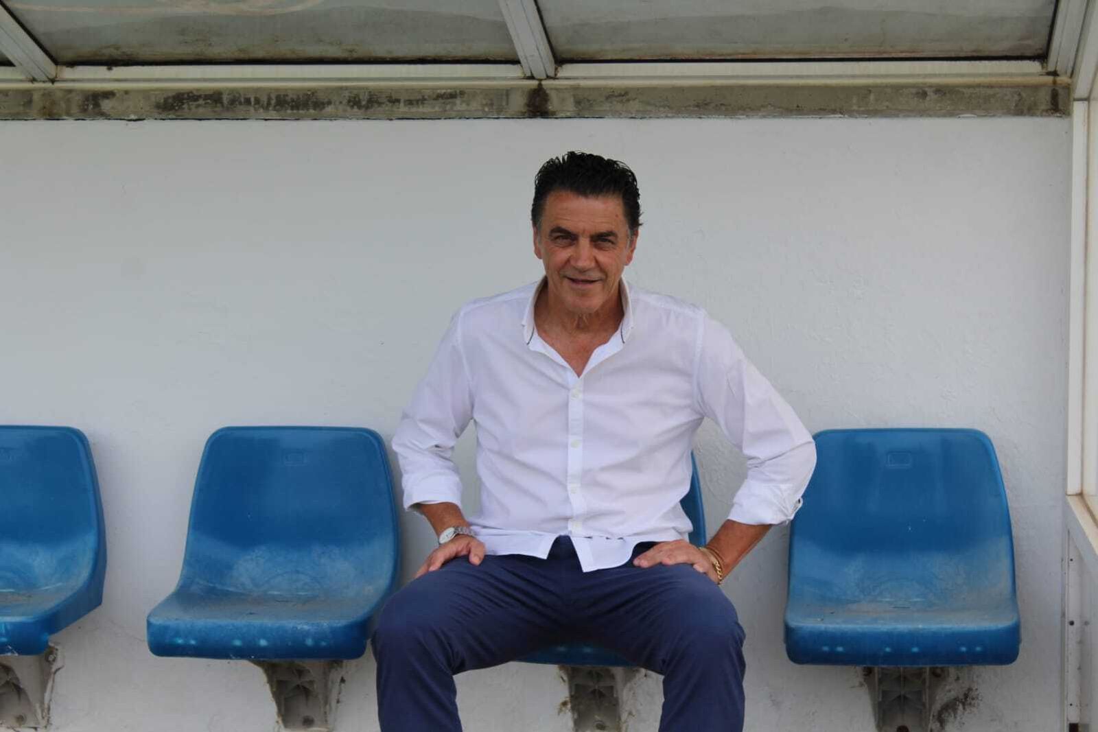 Bolli, nuevo entrenador del Arcos, en el banquillo del Barbadillo.