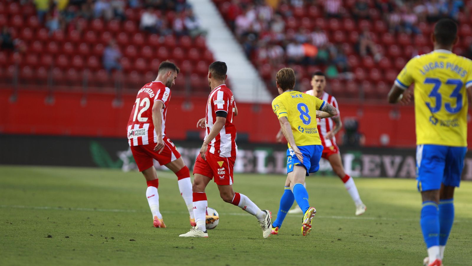 Baptistao realiza un pase durante el último encuentro que los rojiblancos disputaron en Primera División este pasado curso.