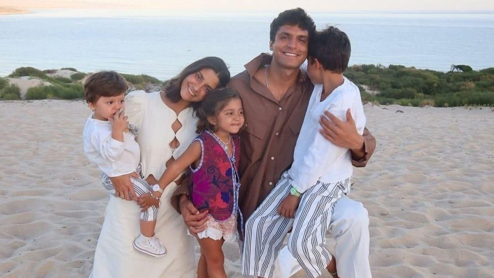 Tomás Páramo con su familia en Tarifa.