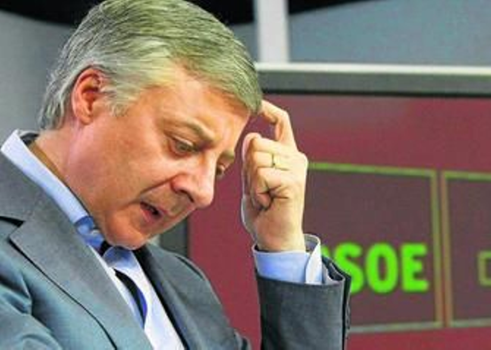 José Blanco comparece en rueda de prensa, ayer en Madrid, antes de conocer las predicciones del CIS.