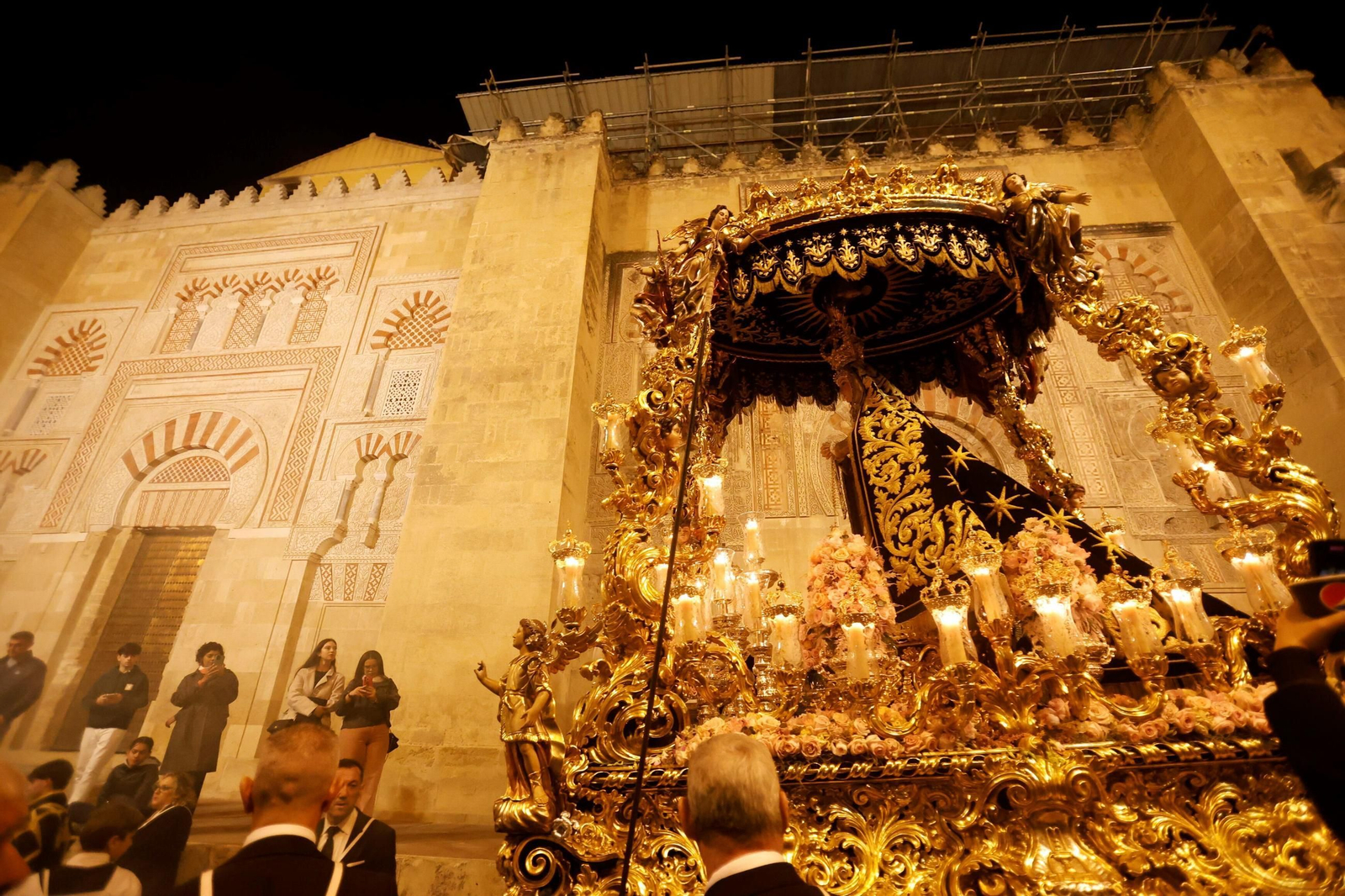 Ánimas celebra el 50 aniversario de la Virgen de las Tristezas por las calles de Córdoba Ánimas celebra el 50 aniversario de la Virgen de las Tristezas por las calles de Córdoba