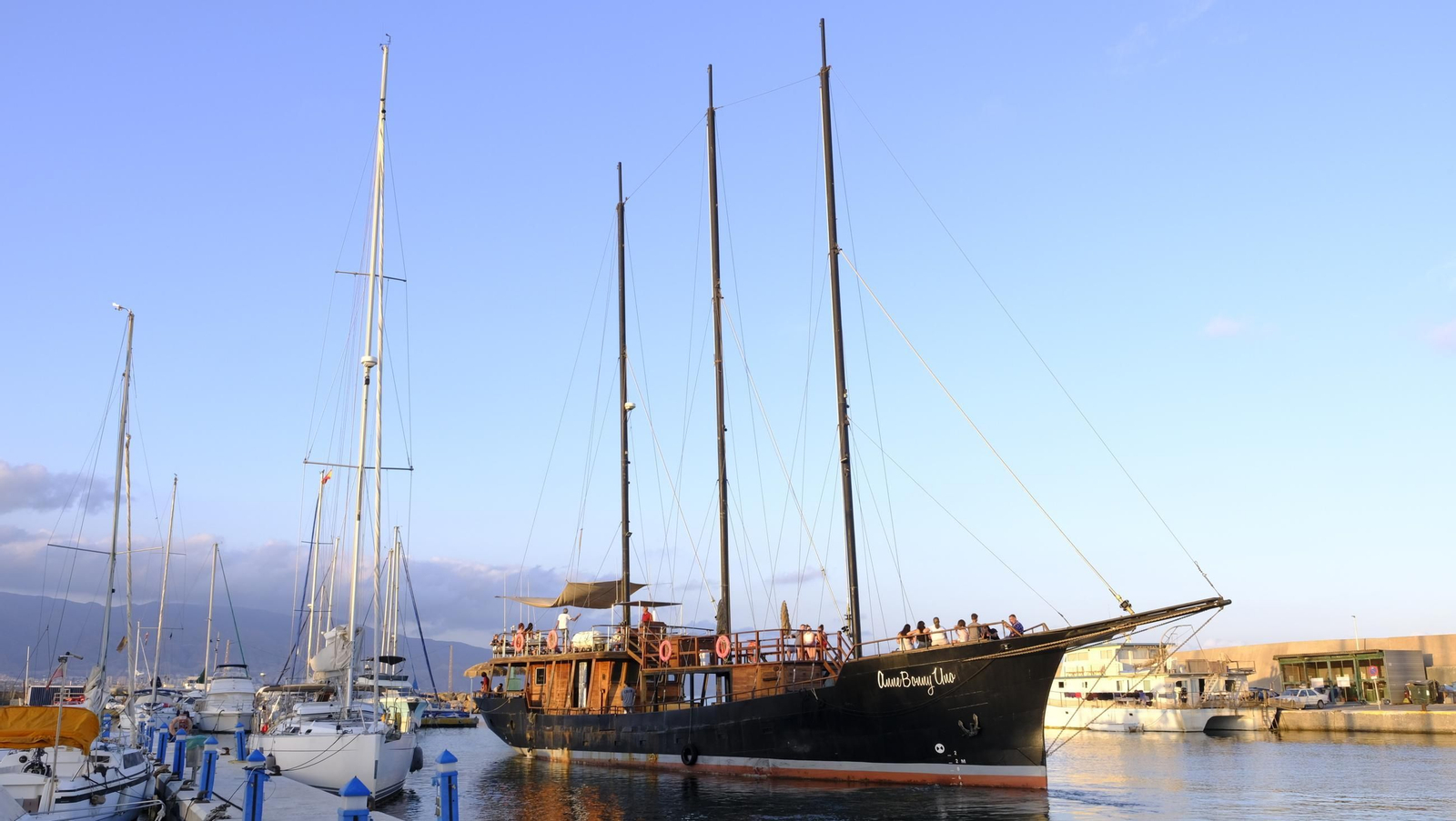 Navega en imágenes en una goleta histórica convertida en barco pirata