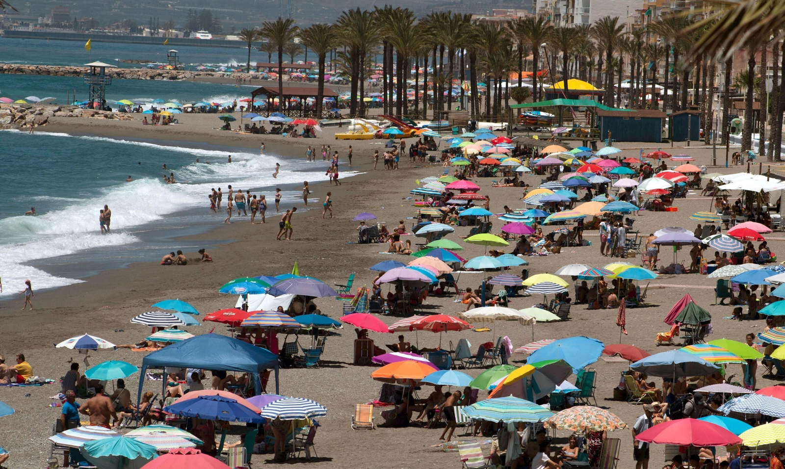 Aspecto de la playa de Torrenueva Costa este verano.