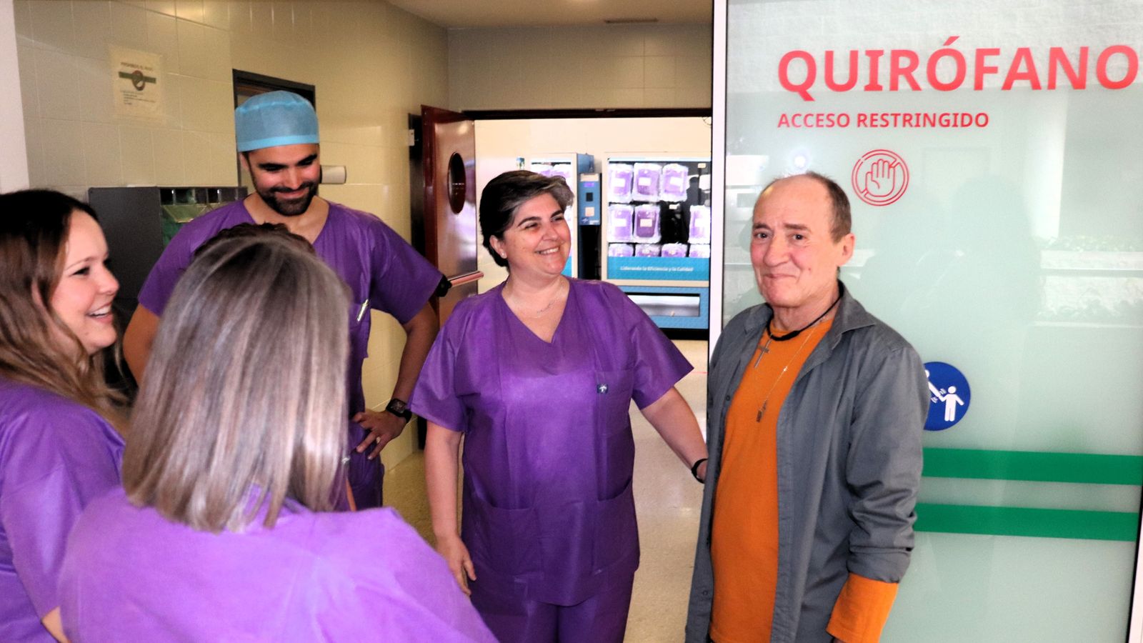 Francisco García junto al personal de Cirugía Vascular.