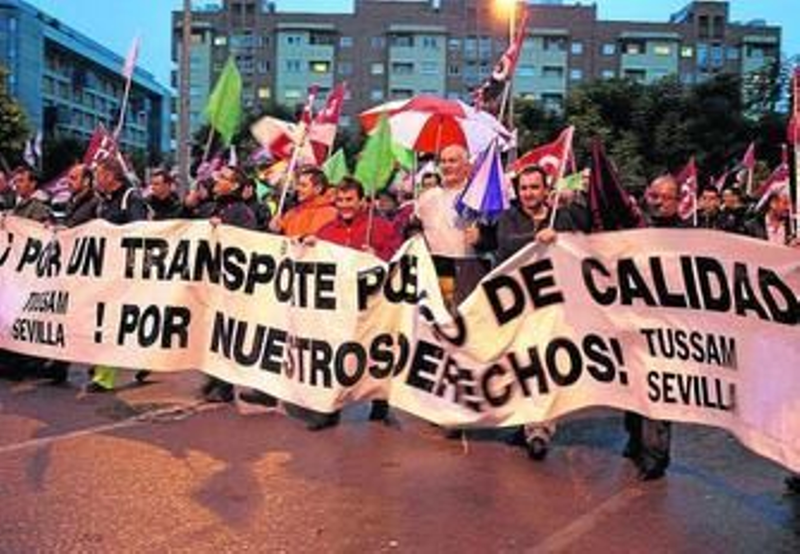 La manifestación de los empleados de Tussam, poco después de salir de las cocheras del Porvenir.