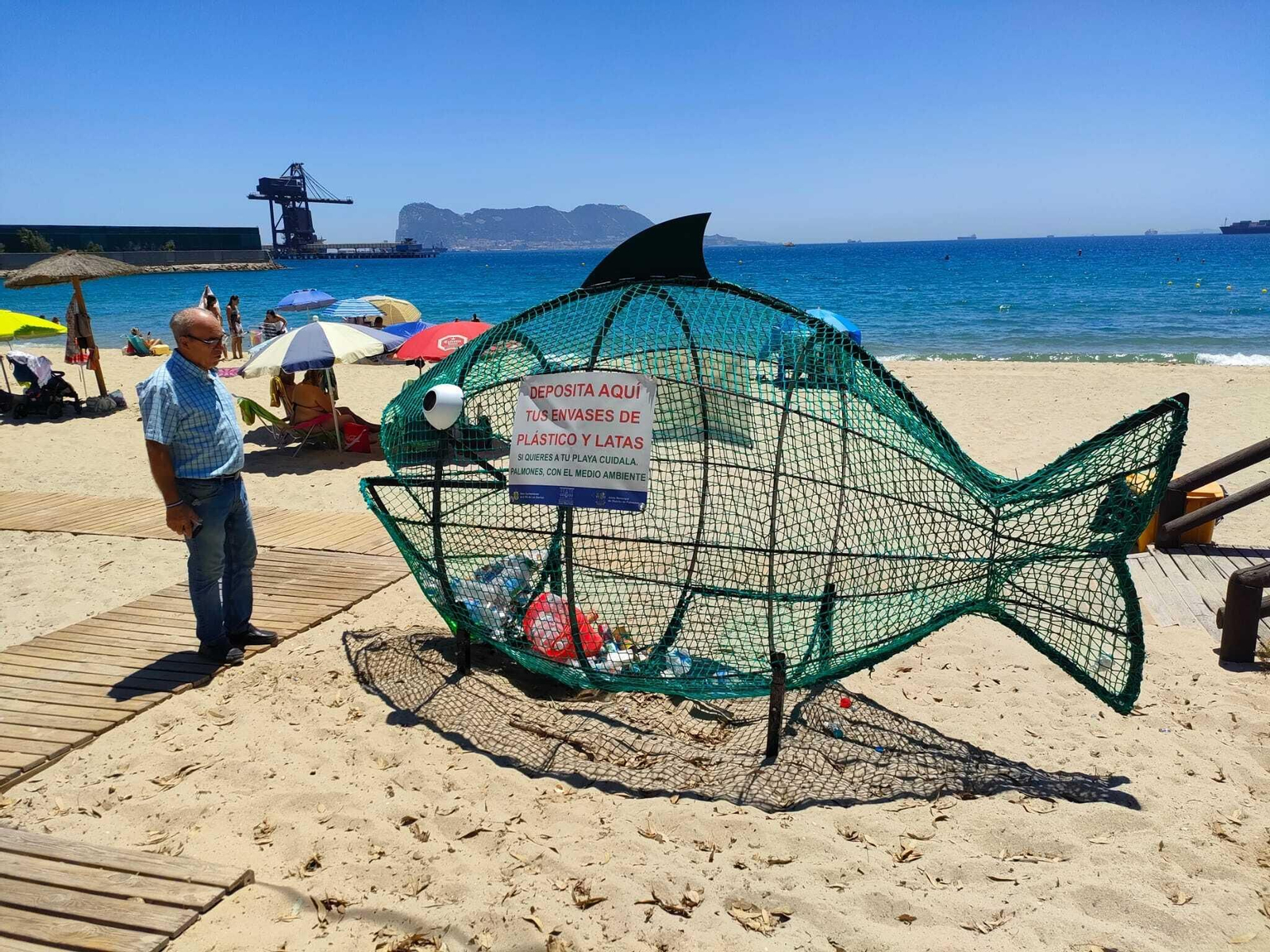 Estructura metálica en forma de pez para que los usuarios depositen los envases de plástico y las latas.