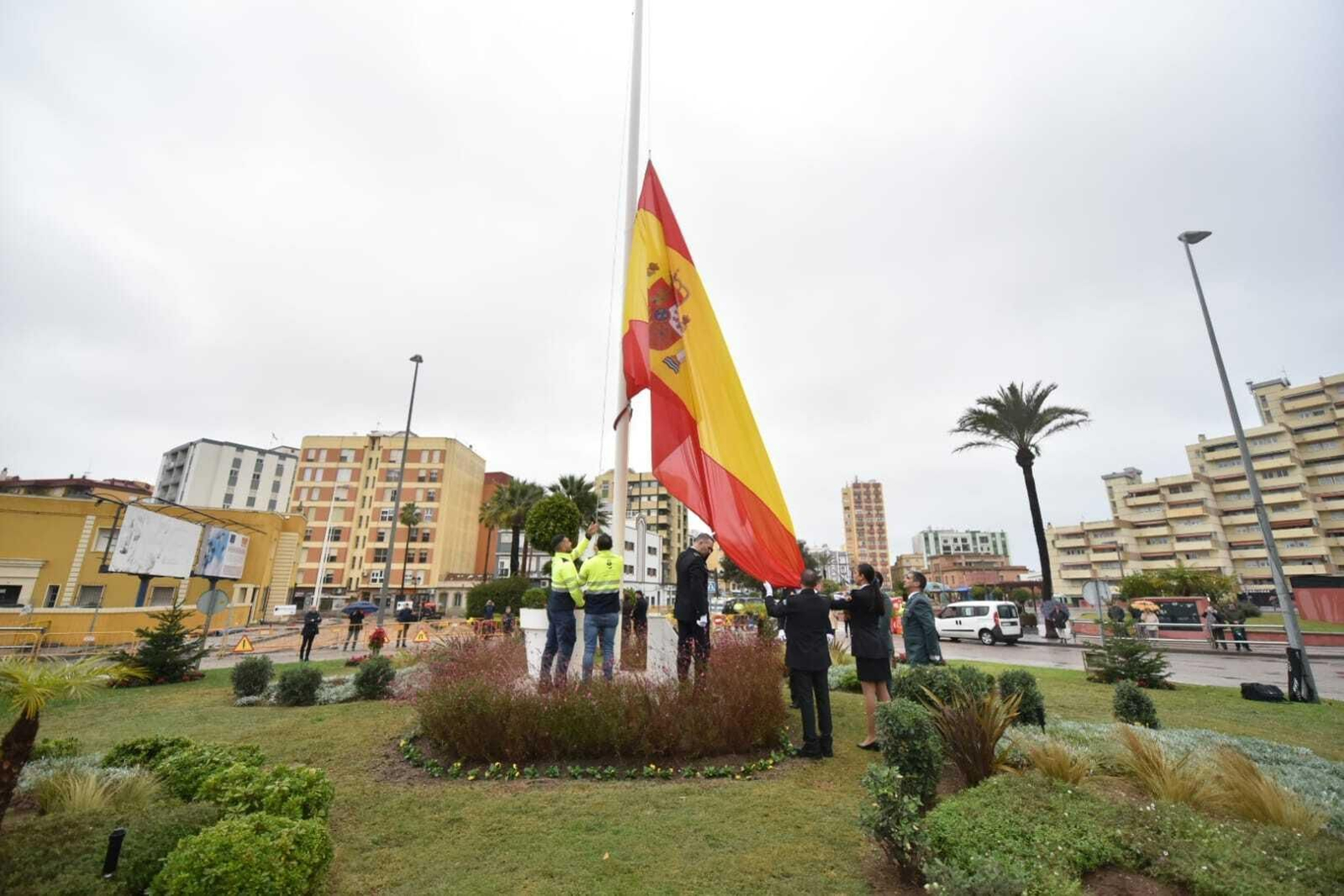 El izado de la bandera española en la glorieta de Carlos III.
