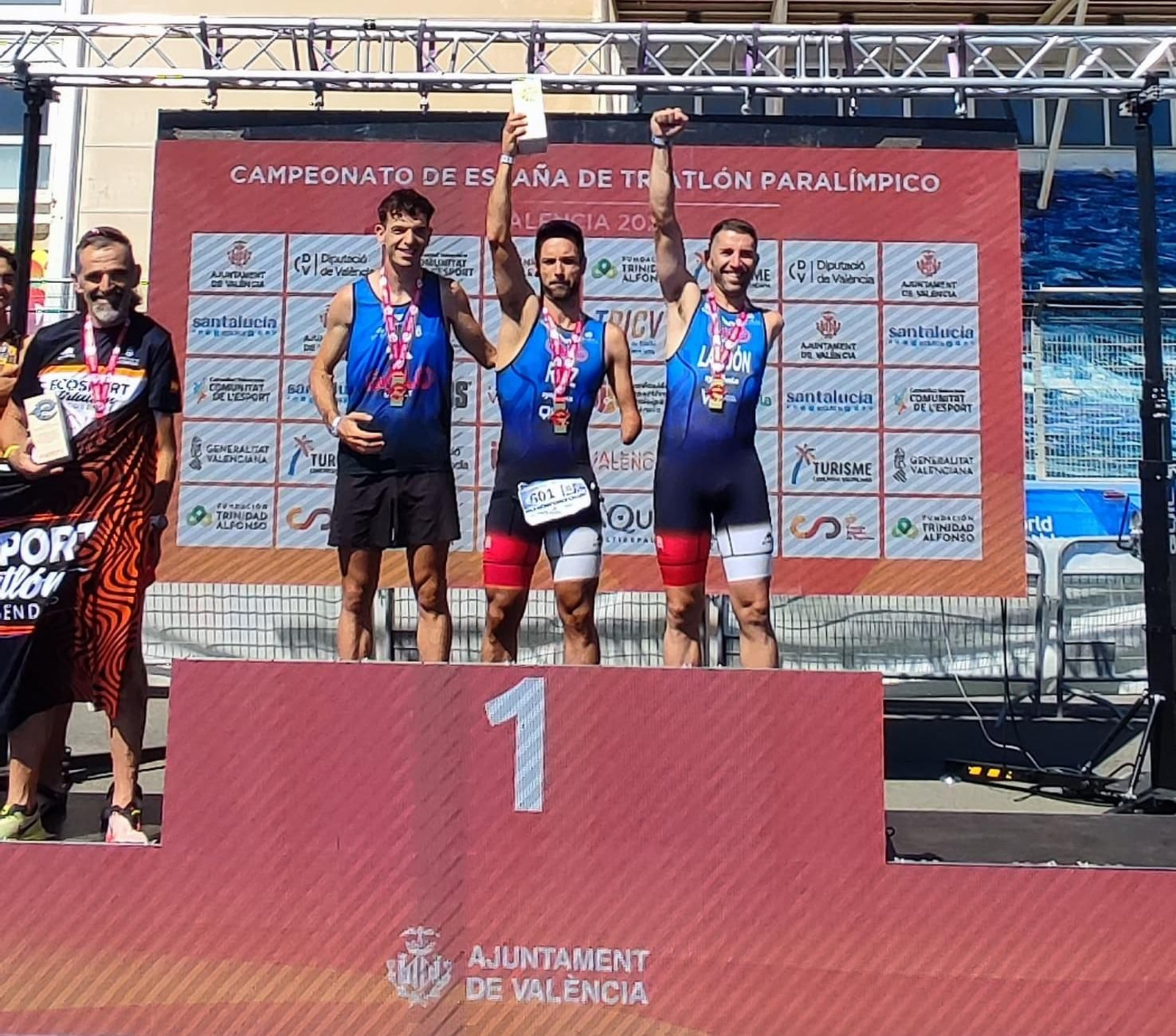 Los deportistas del conjunto roquetero posan en el podio con su trofeo después de proclamarse campeones de España.