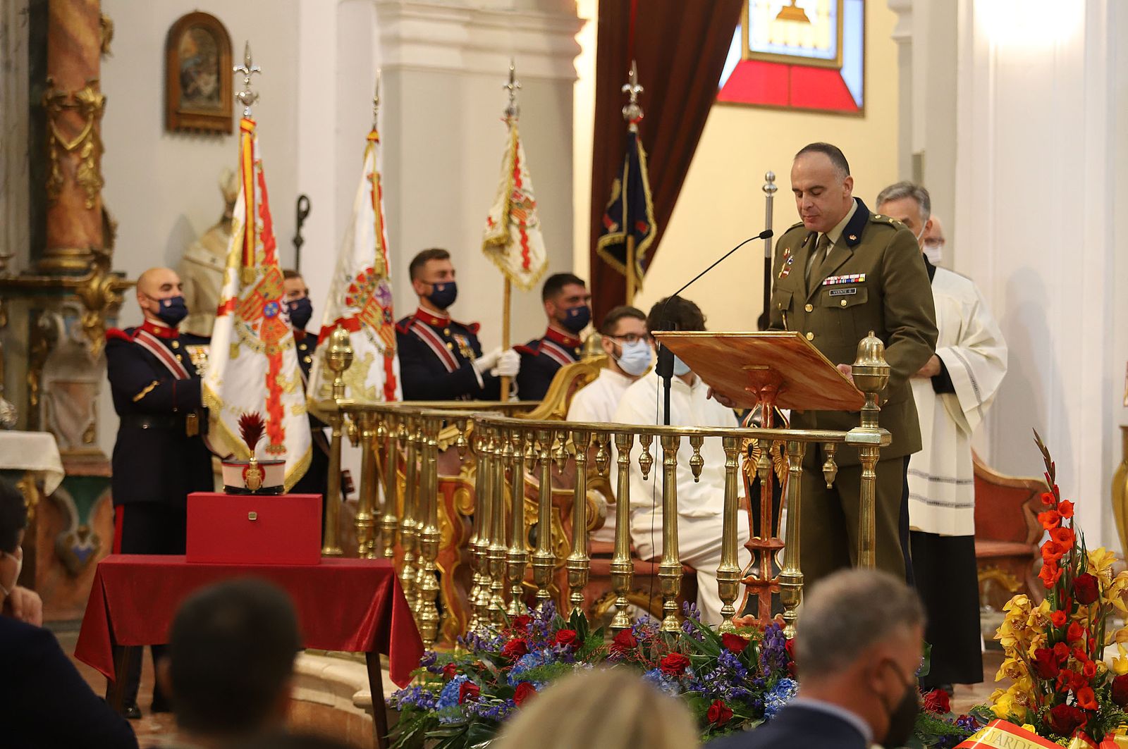 Imágenes de la ofrenda de la Guardia Real a la Virgen de la Cinta en la Catedral