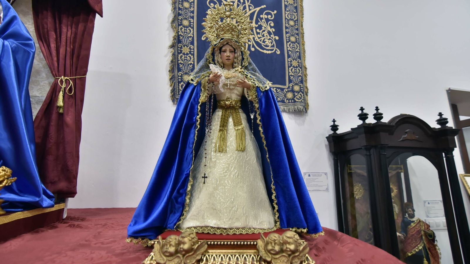 Las fotos de la exposicíon de Devociones Particulares en el Edificio Istmo - Comandancia