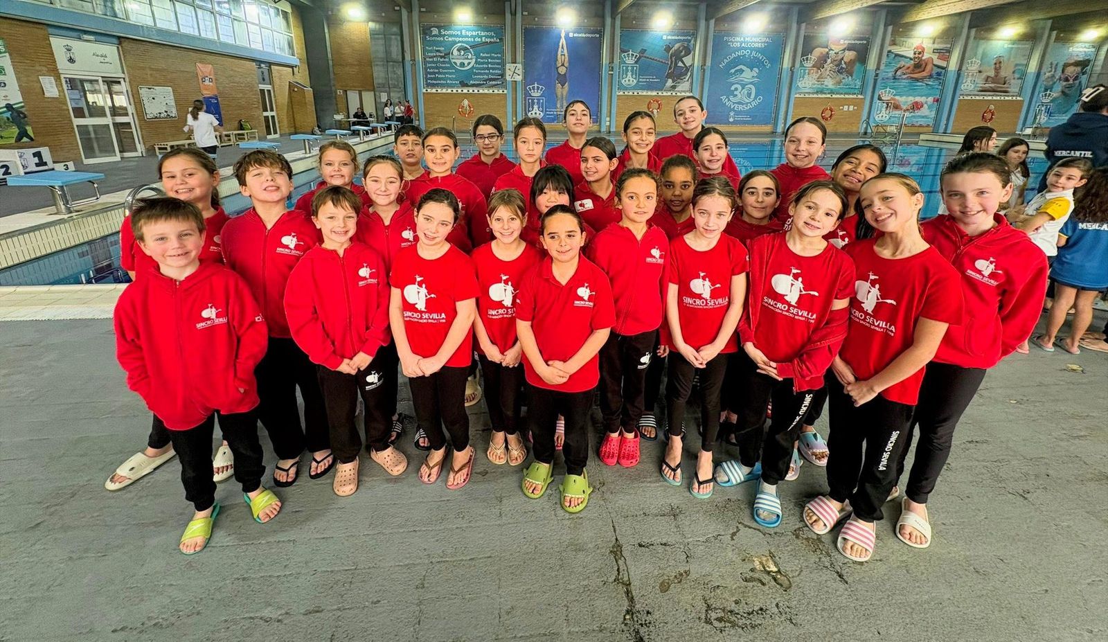 Los miembros del CN Sincro Sevilla, tras la primera jornada del Circuito Andaluz de Promoción.