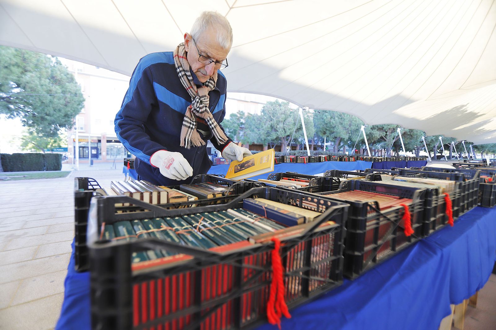 Imágenes del mercadillo solidario de Ayre en Huelva