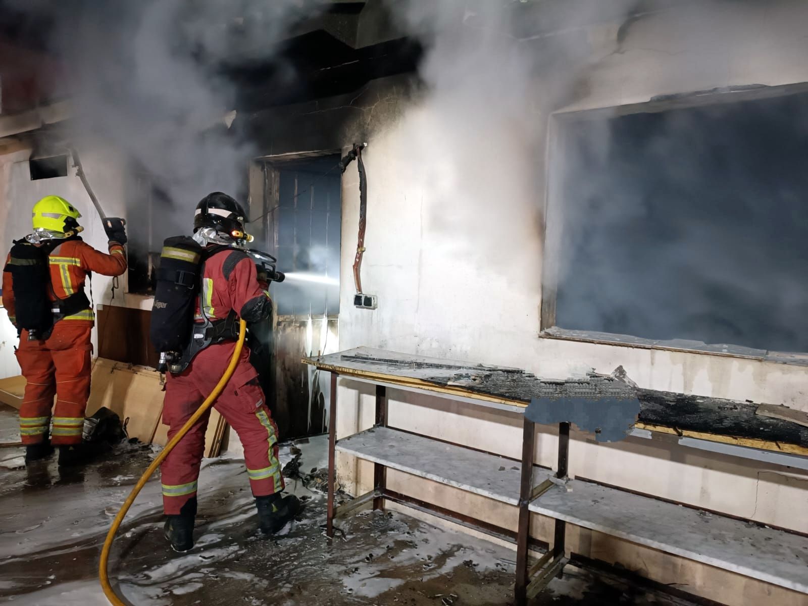 Bomberos en plena intervención