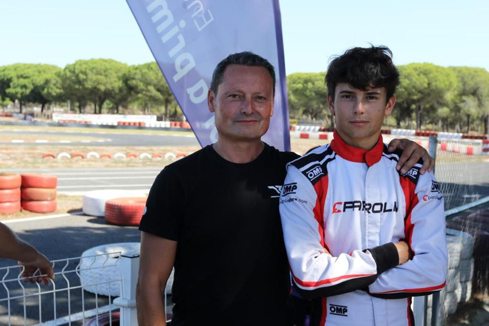 El joven Pablo Morgado, con el director del Club Karting Huelva, Luis Félix Morgado, el domingo en el Kartódromo de Cartaya