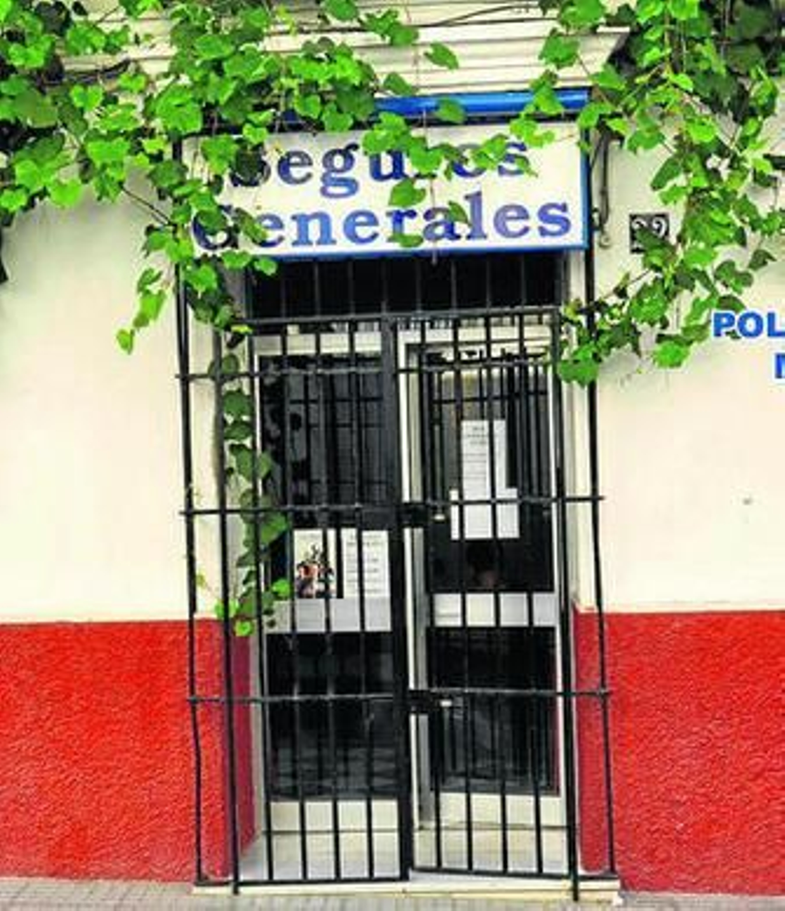 Imagen de la oficina de Sanlúcar en la que trabajaban los dos detenidos.