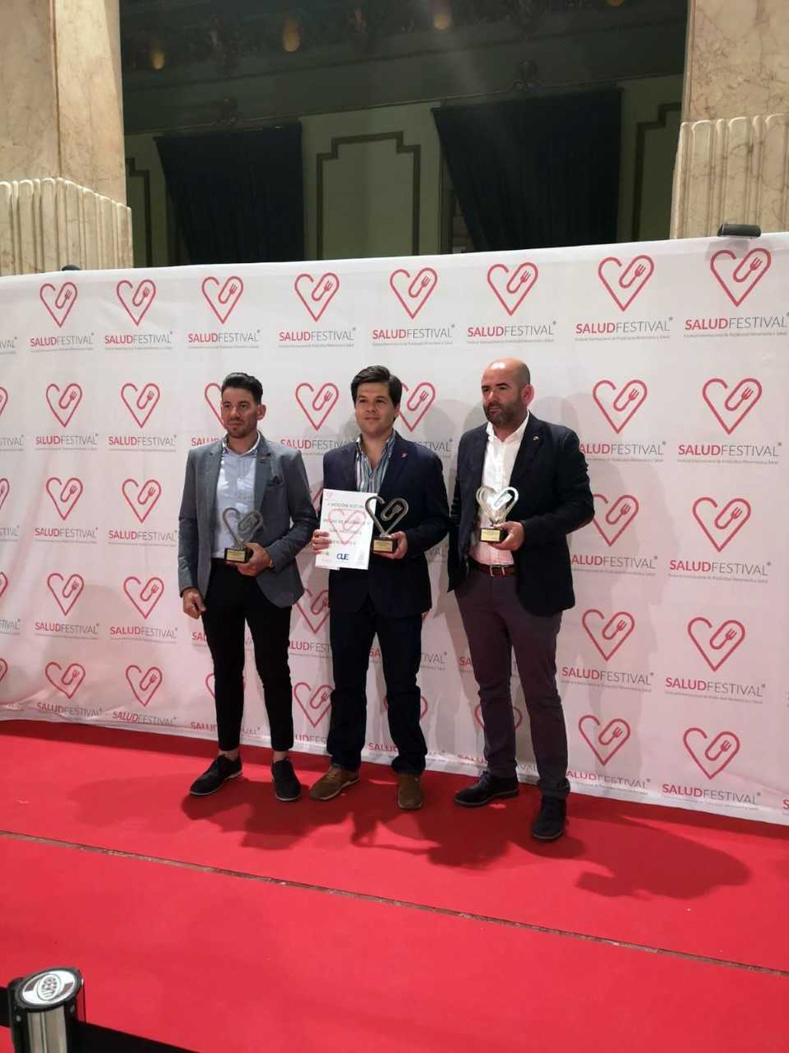 Los tres representantes de Fresón de Palos posan con los galardones en Madrid.