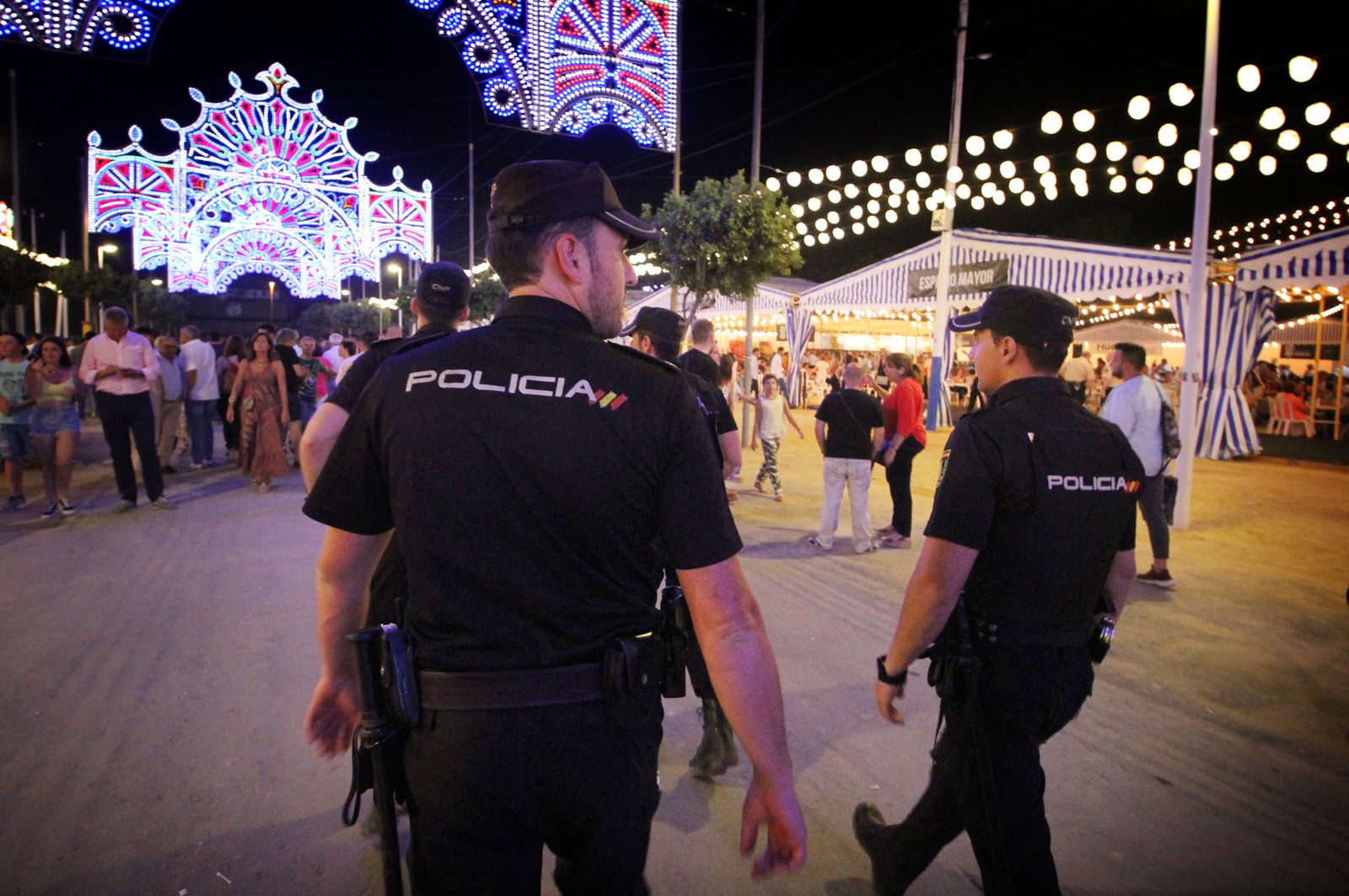 Agentes de la Policía Nacional patrullando en Colombinas.
