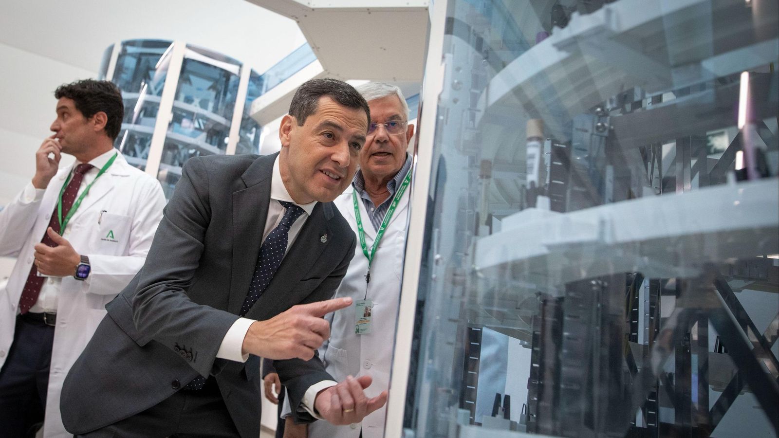 El presidente de la Junta de Andalucía, Juanma Moreno, visita el laboratorio del Hospital San Cecilio de Granada