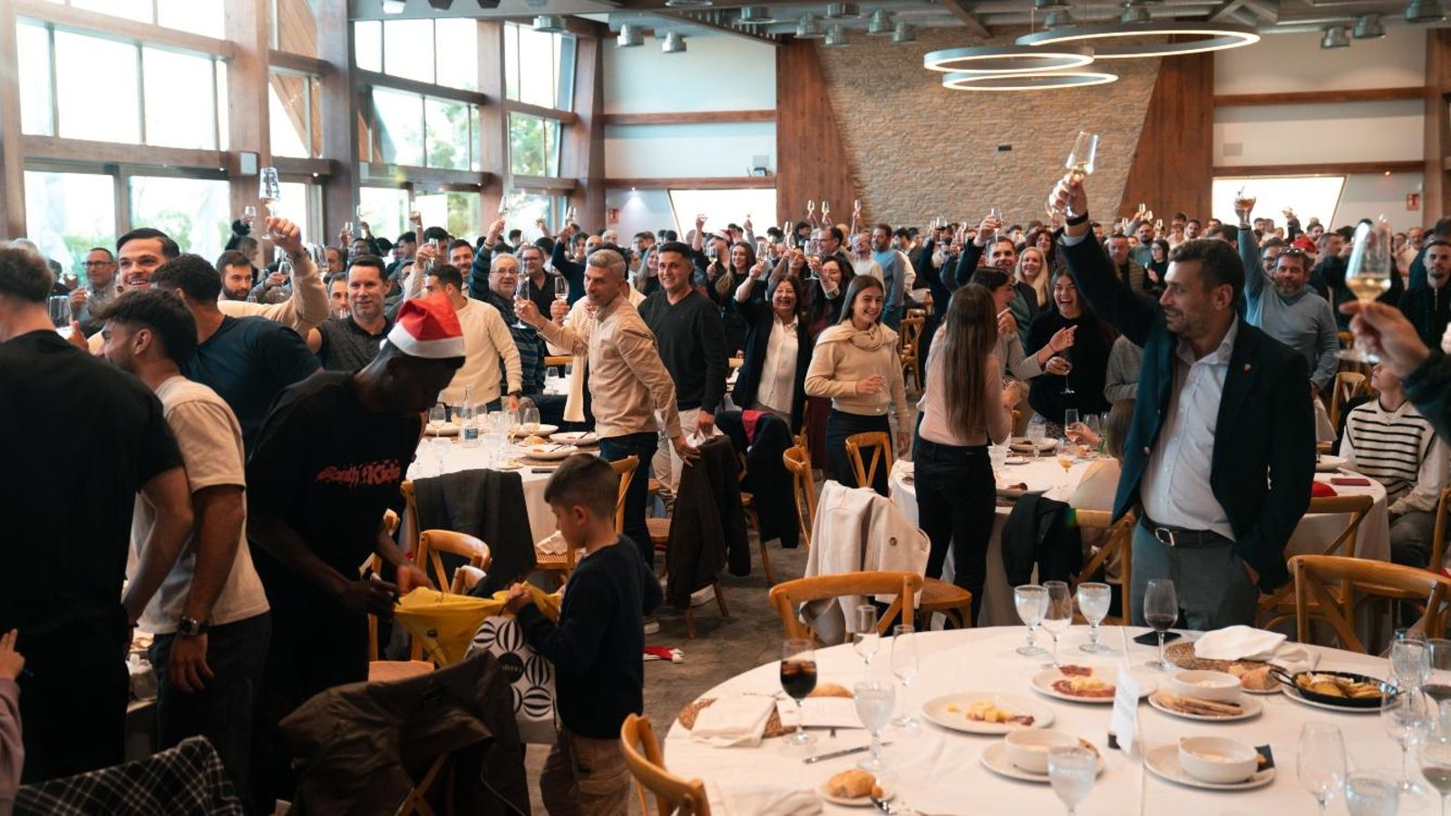 Los asistentes de la comida de Navidad de la UDA brindan tras el almuerzo.