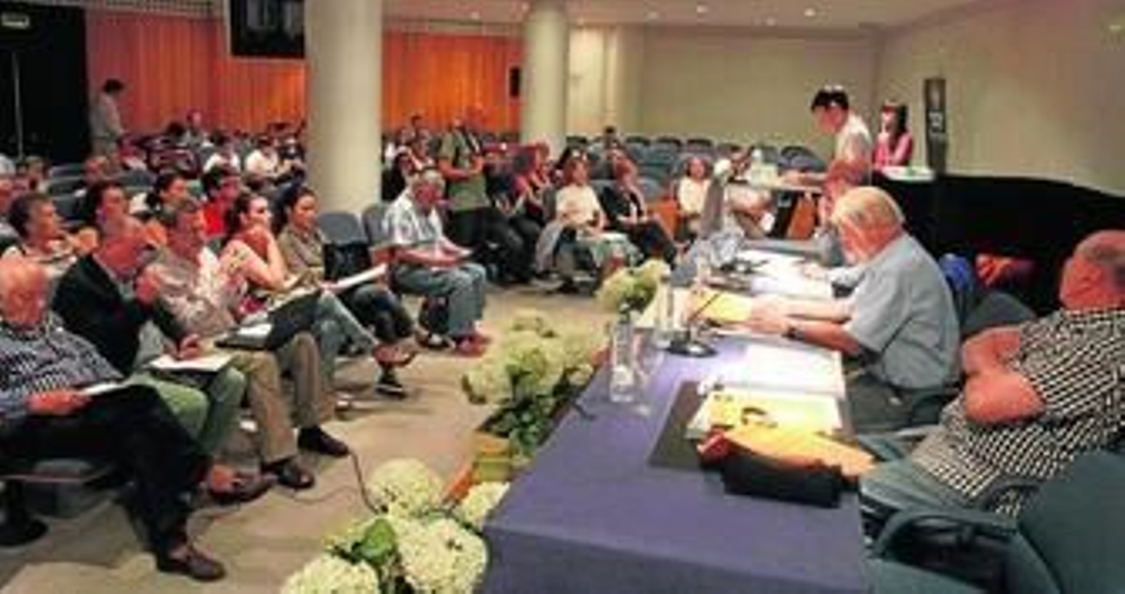 1. Un momento de la lectura colectiva de Platero y yo, organizada por la Fundación Juan Manuel Flores Jimeno, en el centro cultural de la Fundación Caja Rural del Sur. 2. El presidente de la Fundación, Juan Manuel Flores Caballero, junto a Alfonso Aramburu. 3-4. Dos de los burritos dibujados por Aramburu. 5 y 6. Dos escolares que leyeron ayer.