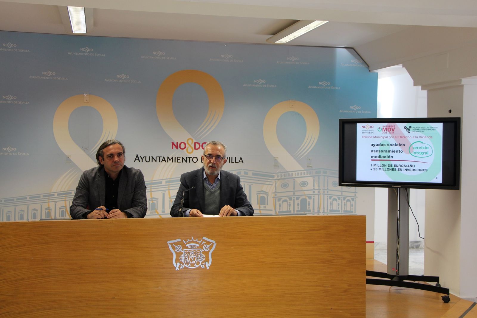 Juan Manuel Flores y Felipe Castro , durante la presentación del balance de la Oficina de Vivienda .