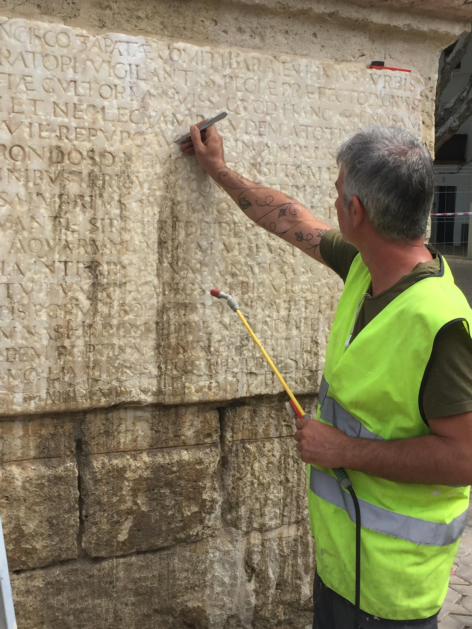 Trabajos de limpieza en los columnas de la Alameda de Hércules