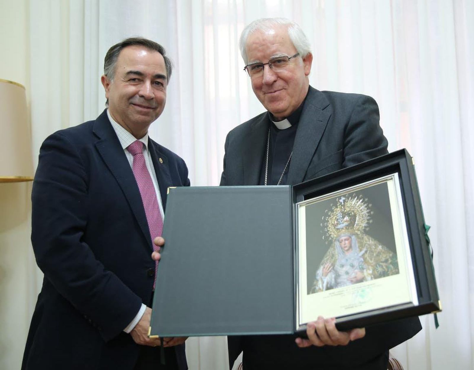 Fernández Cabezuelo junto al arzobispo de Sevilla