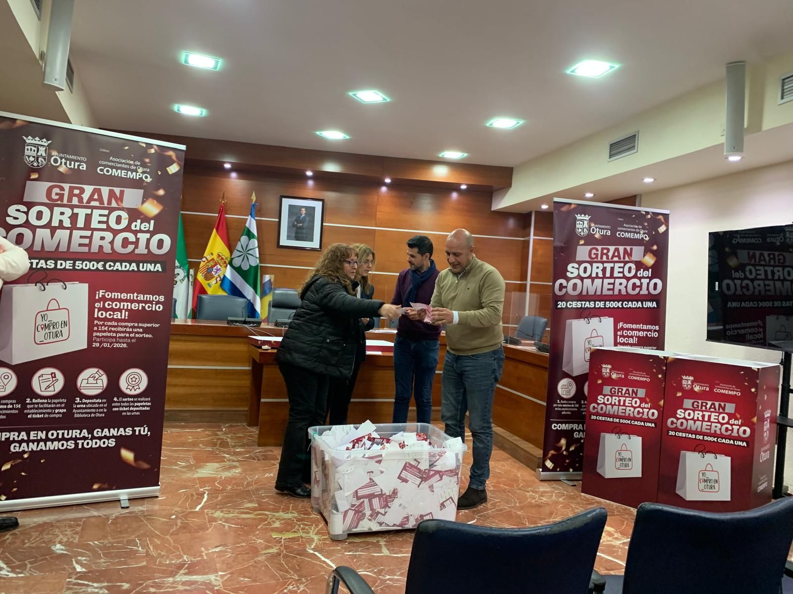 Momento del sorteo en el Ayuntamiento.
