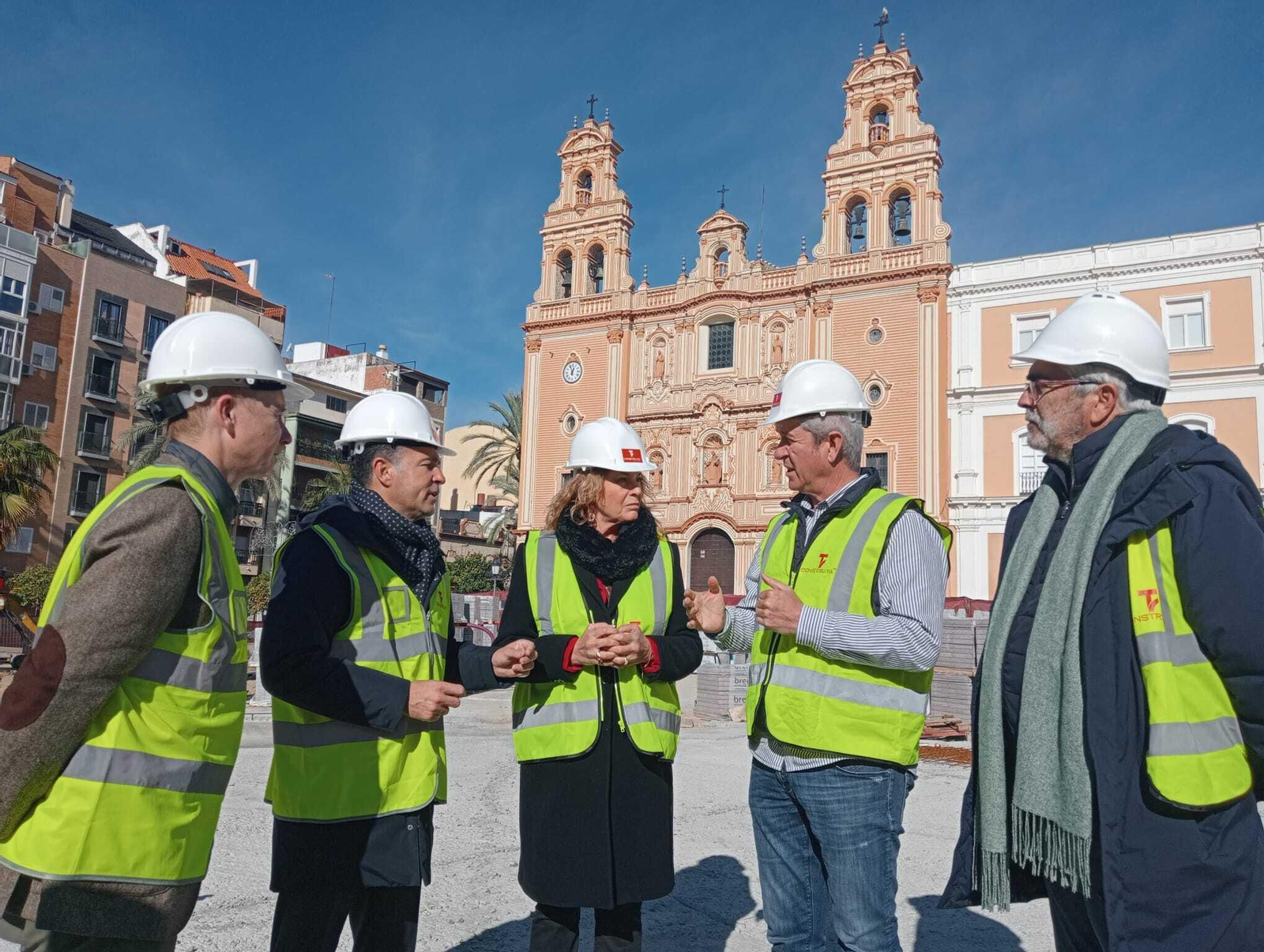 Un momento de la visita a las obras de la Plaza de la Merced de Huelva.