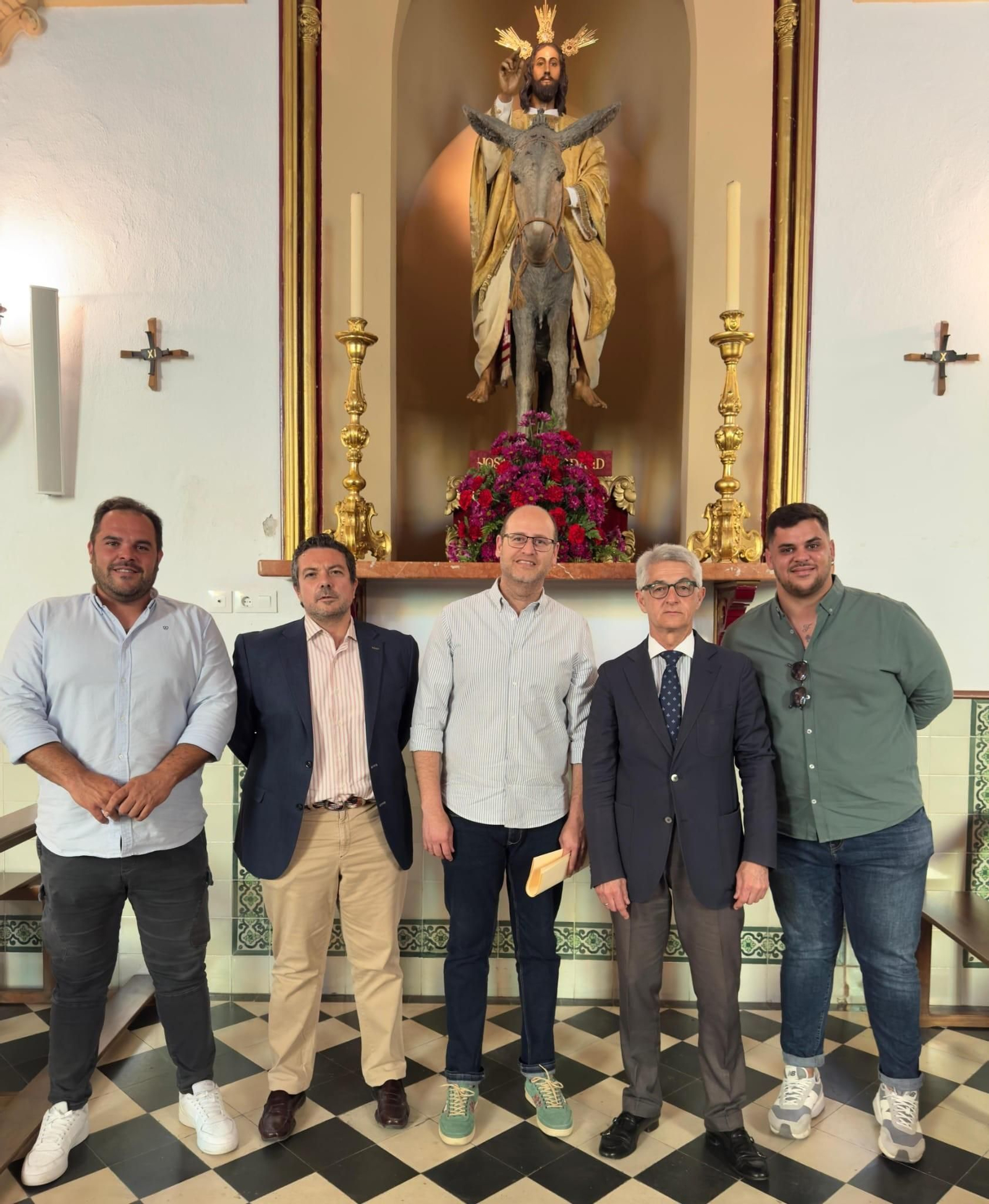 Representantes de la Hermandad de la Borriquita y de la banda de Los Palacios tras la firma del acuerdo.