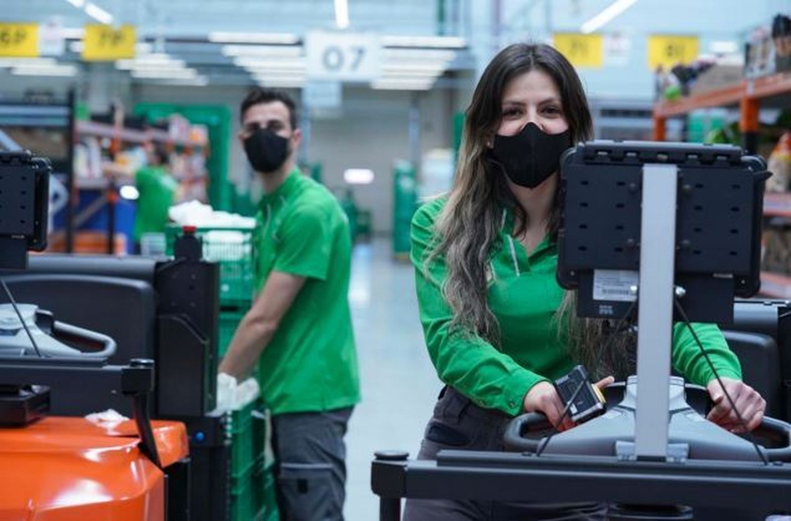 Trabajadores de la Colmena de Getafe, con la nueva mascarilla corporativa.