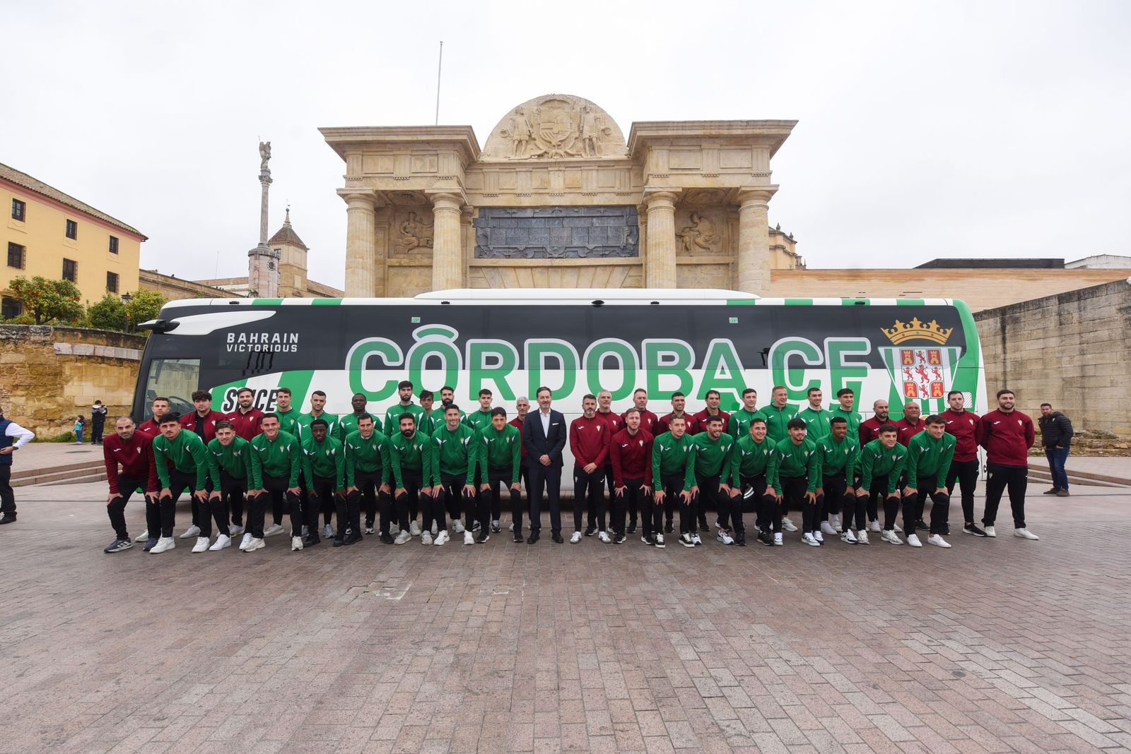 La expedición del Córdoba CF posa delante del nuevo autobús del club.