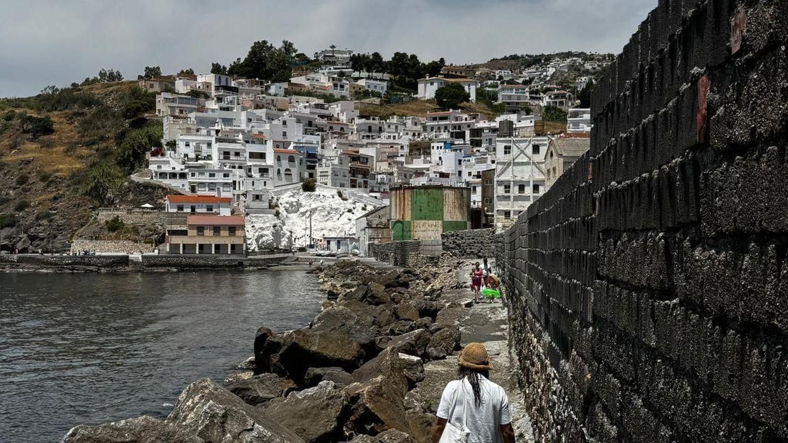 El paseo de la Azucarera con La Caleta al fondo