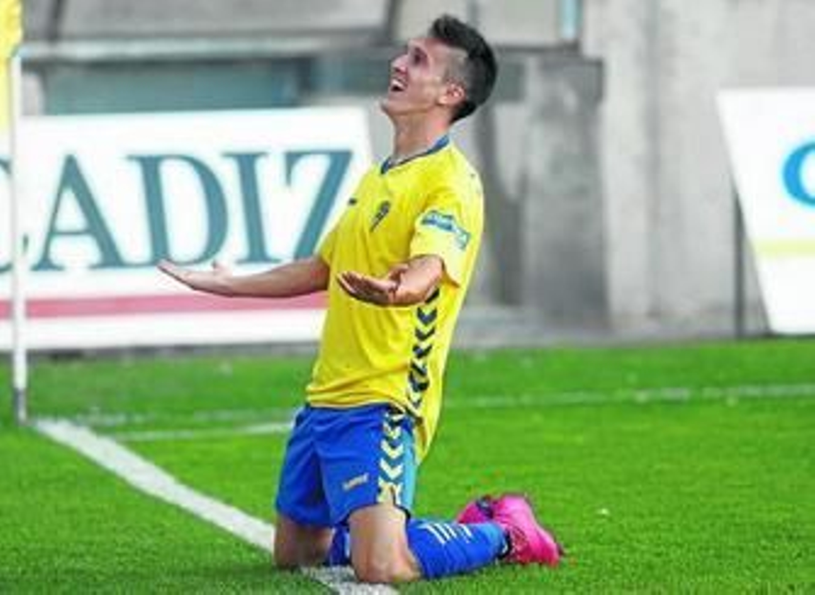 Salvi celebra uno de los goles que marcó la pasada campaña en su primera temporada en el Cádiz.