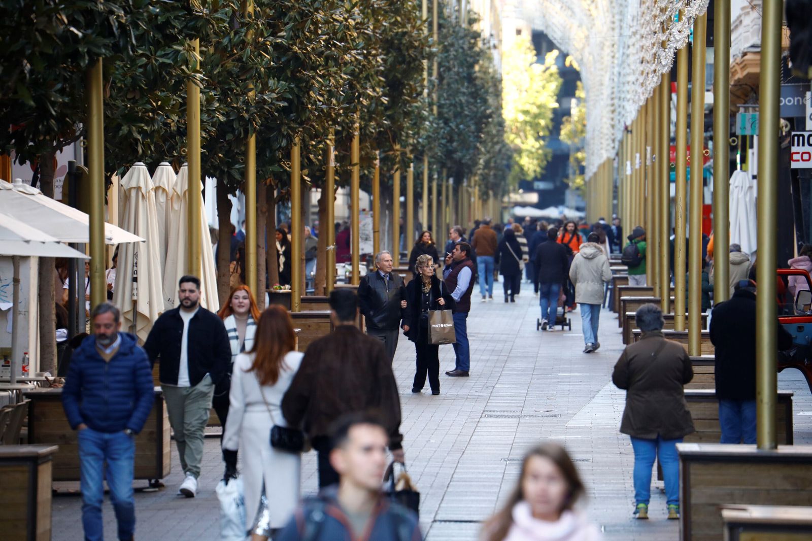 El gran ambiente en las calles de Córdoba en la previa de la Nochevieja, en fotografías