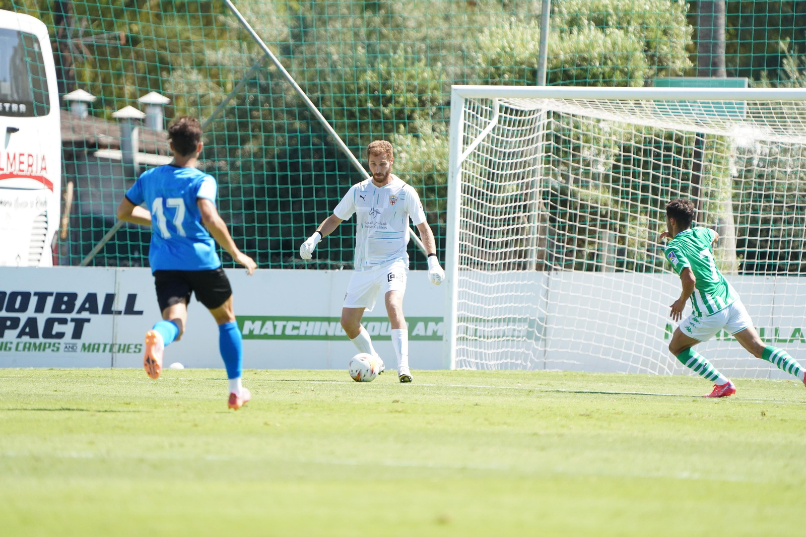 Makaridze, presionado ante el Betis B.