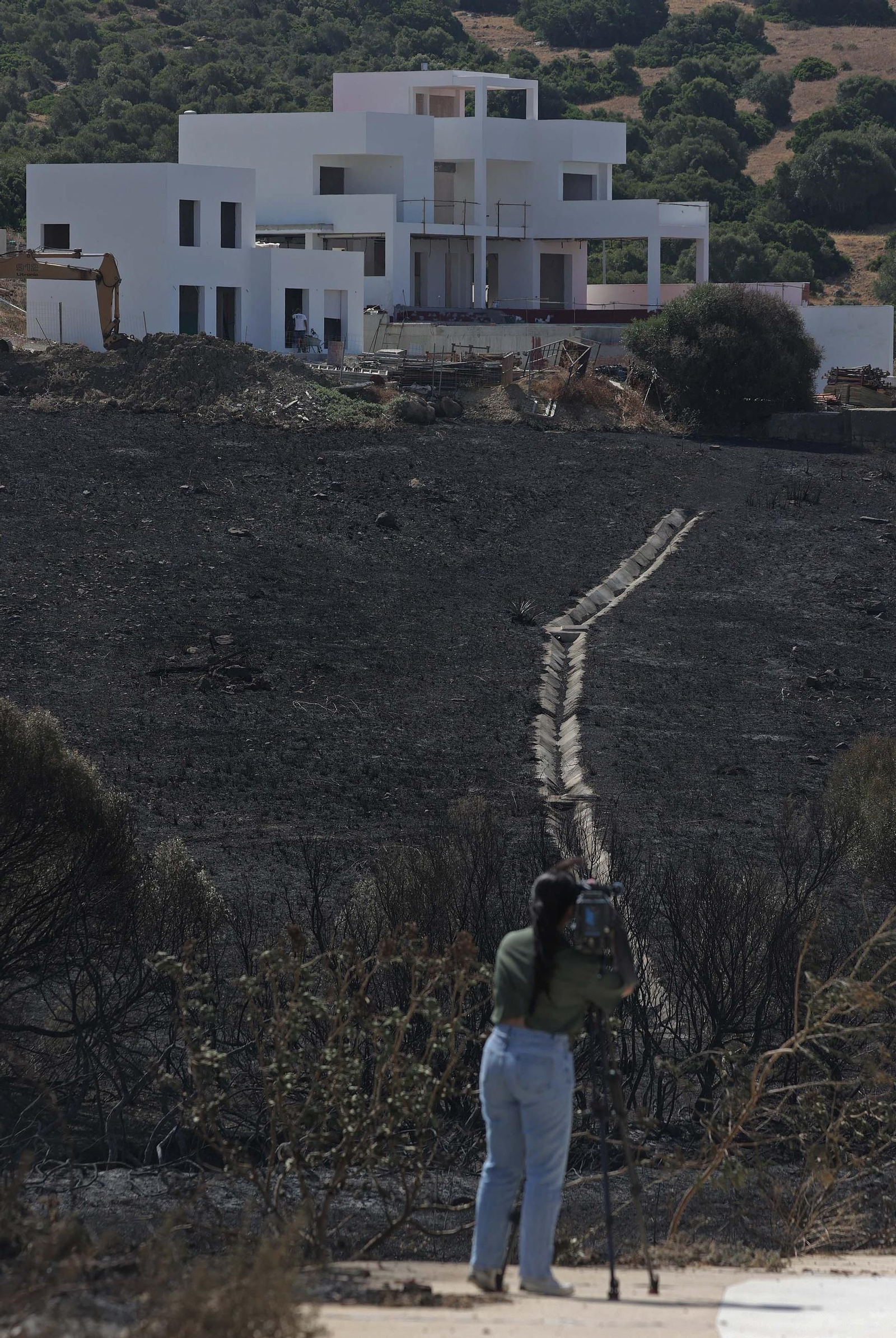 Así han quedado Atlanterra y Zahara de los Atunes tras el incendio forestal en la Sierra de la Plata de Tarifa