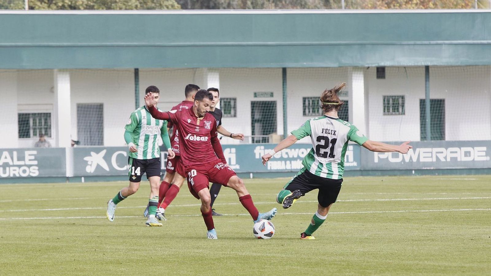 Carralero y el bético Félix disputan un balón.