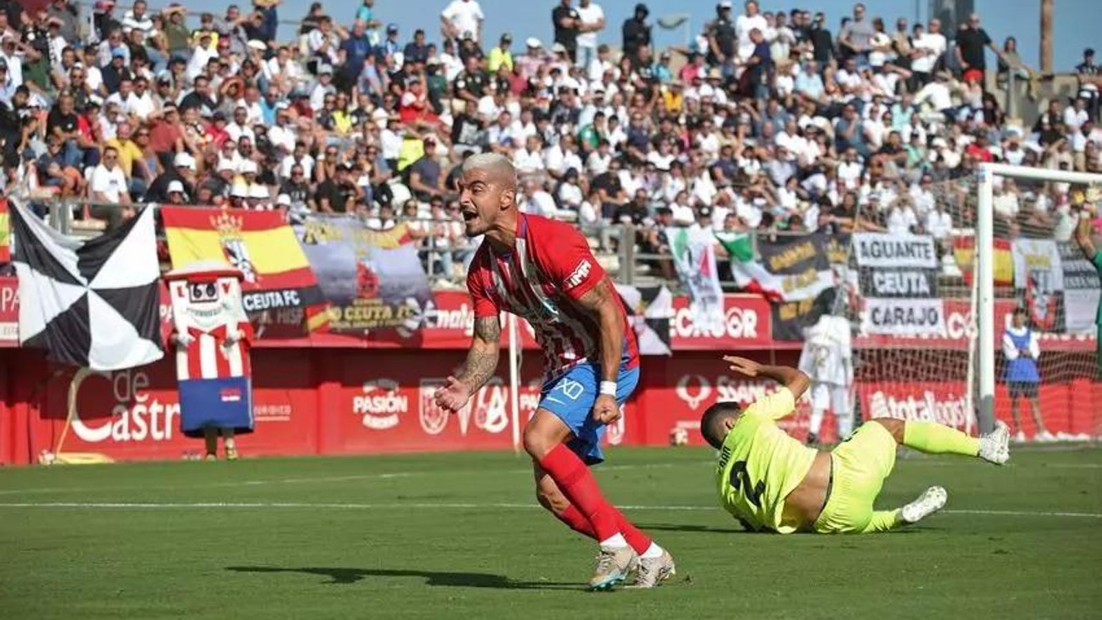 El Algeciras-Ceuta del pasado curso, con la afición caballa llenado un fondo.