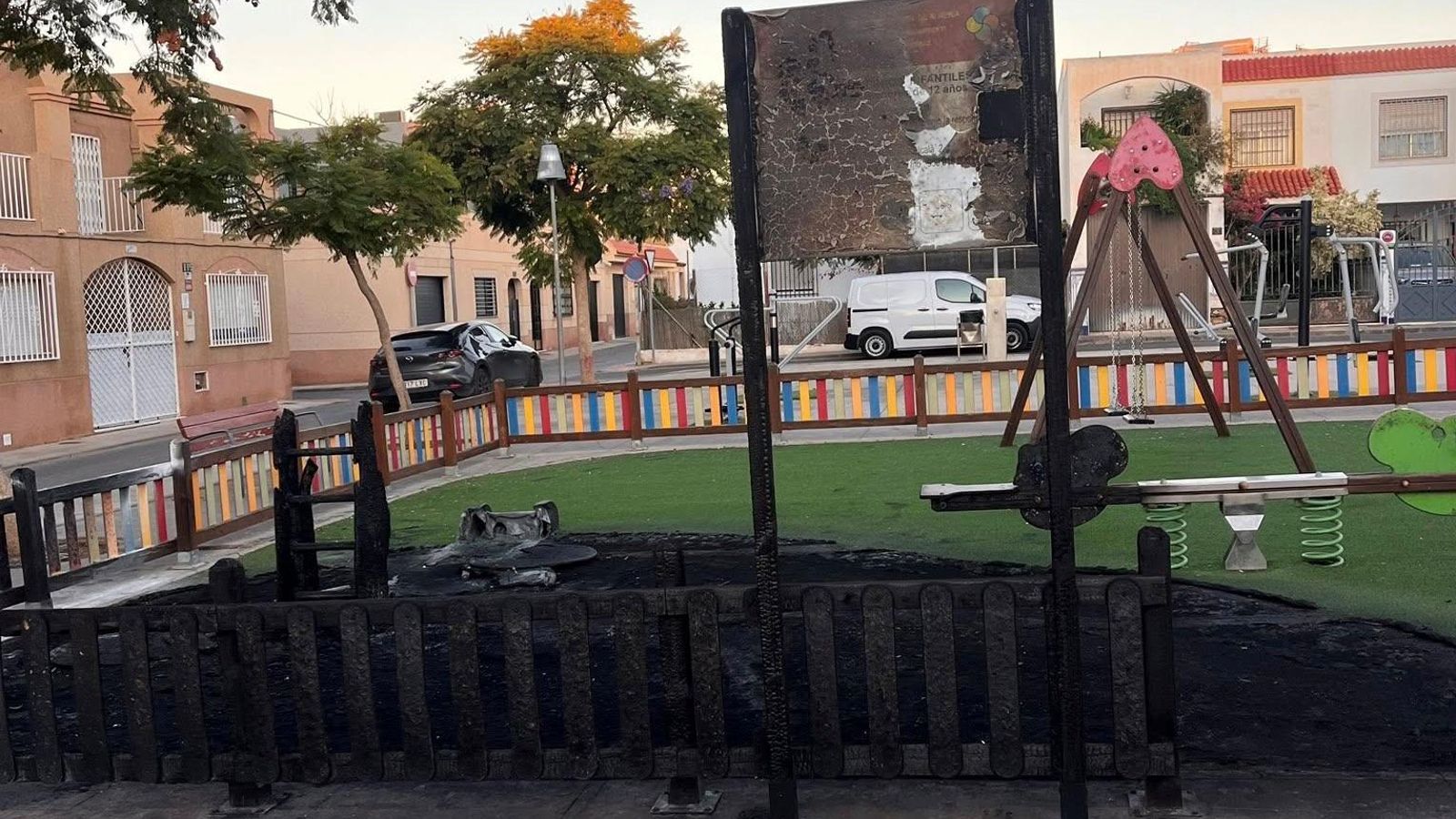 Área infantil quemada en el parque de Loma Cabrera.