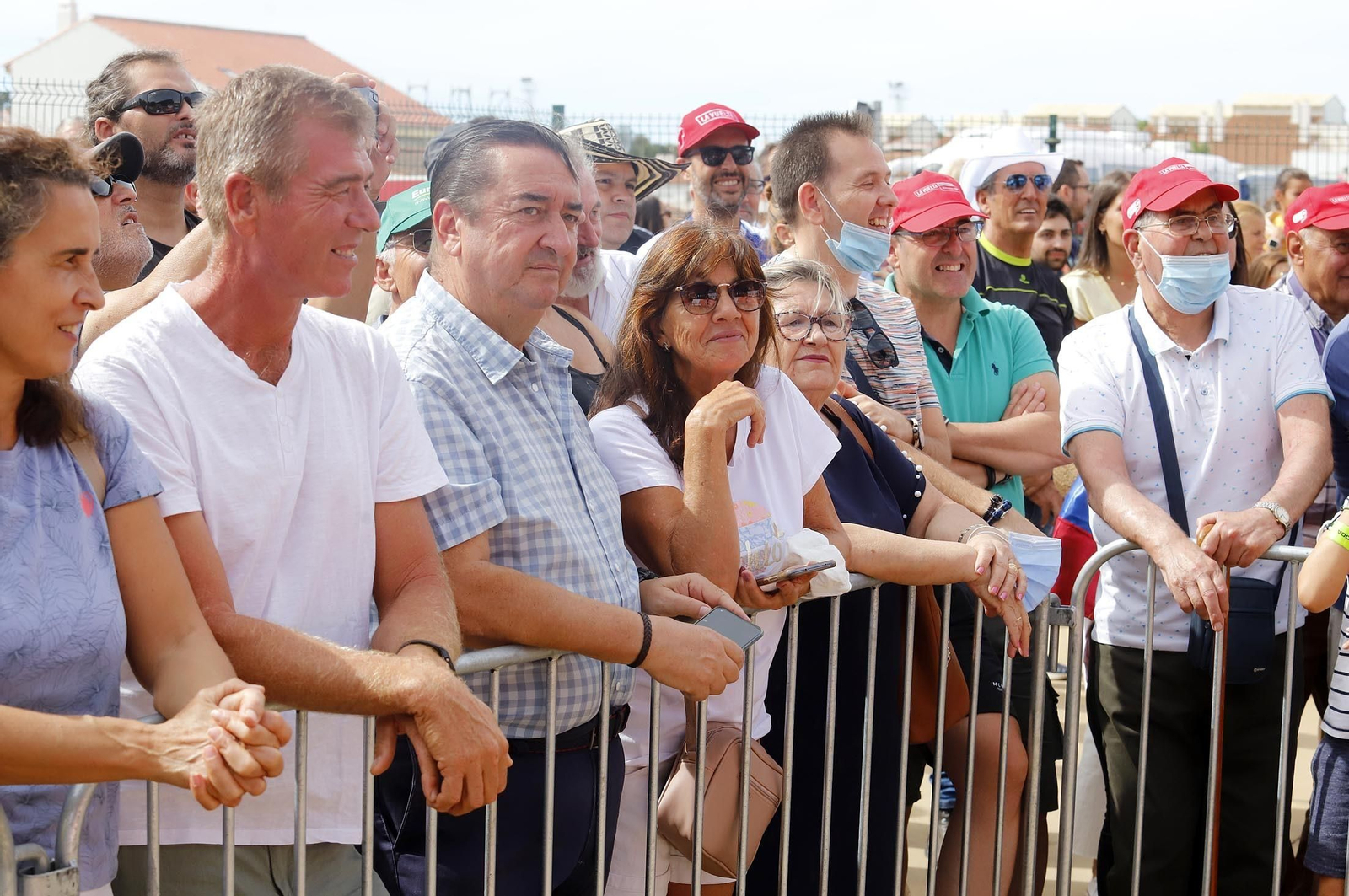 Gran ambiente en Aracena para ver la salida de la Vuelta Ciclista a España, en imágenes