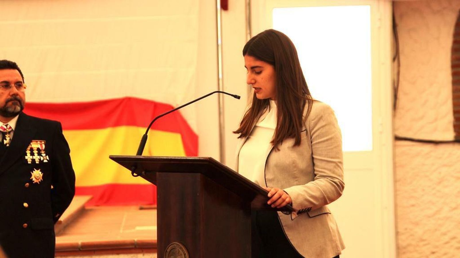 Ana Carmona leyendo su carta en el Día de la Subdelegación de Defensa en Cádiz.